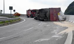 Düzce'de tır devrildi: Şoför yaralandı, bağlantı yolu trafiğe kapatıldı