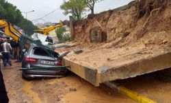 Pendik'te istinat duvarı araçların üzerine çöktü