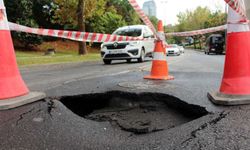 İstanbul'da sağanak yağmur sonrası Şişli'de yol çöktü!