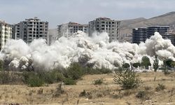 Hatay'da ağır hasarlı 8 binanın yıkımı yapıldı