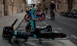 Paris'te yasaklanan scooterlar toplandı