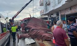 Mersin'de tır yol kenarındaki mağazaya girdi: 7 yaralı