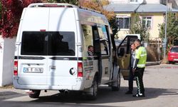 Erzurum'da 'dur' ihtarına uymayan sürücü ve akrabaları 2 polisi yaraladı