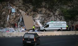 Muğla'da TIR kayalıklara çarparak parçalandı: Sürücüsü hayatını kaybetti