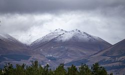 Erzurum'un yüksek kesimleri mevsimin ilk karı ile beyaza büründü