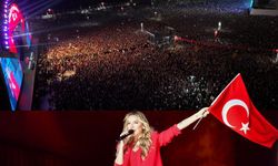 Hadise, Ankara’da sevenlerine 100. yıl coşkusu yaşattı