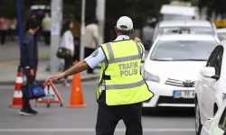 Sultanbeyli'de asker konvoyunda trafiği tehlikeye atan sürücülere para cezası