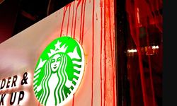 İstanbul'da Starbucks şubelerine kırmızı boya fırlatıldı