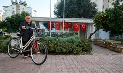 85 yaşındaki 46 yıllık muhtar, mahalleyi bisikletle dolaşıyor