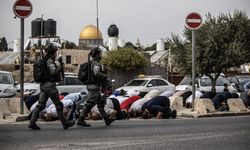 İsrail polisi Mescid-i Aksa'da namaz kılmak isteyenlere bir kez daha müdahale etti