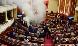 Arnavutluk Meclisinde yine gerginlik yaşandı: Sis bombası atıldı
