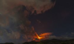 İtalya'da Etna Yanardağı yeniden faaliyete geçti: Lav ve kül püskürtüyor