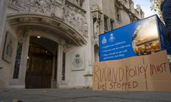 Britanya'da Yüksek Mahkeme, hükümetin mültecileri Ruanda'ya gönderme planını reddetti