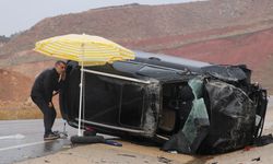 Siirt'te araç takla attı: Yara almadan kurtulan sürücü şemsiye altında bekledi
