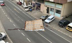 Trabzon'da bir kişi rüzgarda savrulan çatının altında kalmaktan son anda kurtuldu