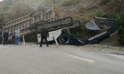 Çorum'da iş makinesi taşıyan TIR devrildi: 2 kişi öldü