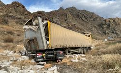 Erzurum devrilen nohut yüklü tırın sürücüsü öldü