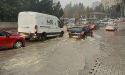 Ataşehir'de yol göle döndü: Taksi mahsur kaldı