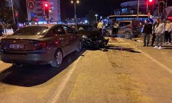 Bursa'da 'kırmızı ışık' ihlalinin neden olduğu kazaya 3 araç karıştı, 3 sürücü yaralandı