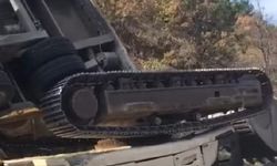 Çorum'da iş makinesi yüklü TIR devrildi: 2 ölü