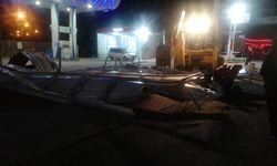 İstanbul'da fırtına: Silivri'de iş yerinin çatısı uçtu, 2 araç zarar gördü