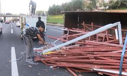 Ümraniye'de kamyonet devrildi, yoğun trafik oluştu