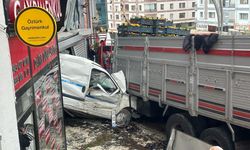 Ankara Mamak’ta freni boşalan kamyonun mağazaya girdiği kaza kamerada