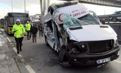 Avcılar'da ambulans İETT otobüsü ve otomobile çarptı