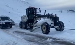 Bayburt'ta karda mahsur kalan sürücü kurtarıldı
