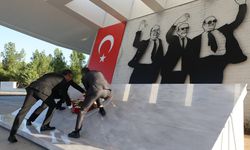 CHP Genel Başkanı Özel, Denktaş ve Küçük’ün mezarlarını ziyaret etti