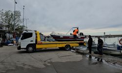Fırtına uyarısı yapılan Zonguldak'ta, balıkçılar kayıklarını karaya çekti