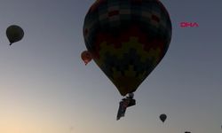 Kapadokya’da sıcak hava balonları, Atatürk posterleri ve Türk bayraklarıyla havalandı