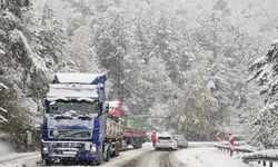 Kar yağışı Orhaneli-Bursa kara yolunda ulaşımda aksamalara neden oluyor