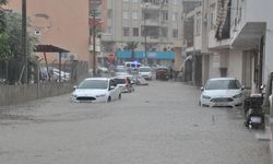 Mersin'de sağanak: Araçlar su altında kaldı