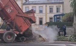 Fransız çiftçiler ithal eti protesto için iki restoranın önüne gübre döktü