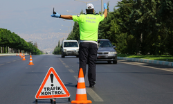 Kadıköy'de dron destekli yaya geçidi denetimi: 8 sürücüye para cezası