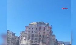 Gaziantep’te ağır hasarlı 7 katlı bina, yıkım sırasında çöktü