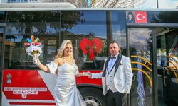 Otobüs şoförü çift evlenecekleri nikah dairesine otobüsle gitti