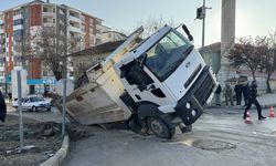 Elazığ'da yolu çöktü; yan yatan hafriyat kamyonunun sürücüsü yaralandı