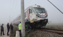 İzmir'de hemzemin geçitte tren tıra çarptı: 2 yaralı