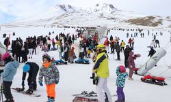 Yeni yıla Erciyes'te girmek isteyen kayakseverler pistleri doldurdu