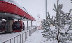 Erciyes Kayak Merkezi'ne kar yağdı