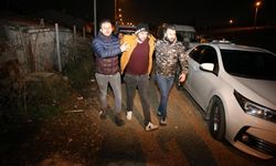 Eskişehir'de 5 yıl hapisle aranan şüpheli elinde bıçakla çatıya çıktı; polis 2 saatte ikna etti