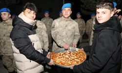 Erzincan’da gençlerden güvenlik güçlerine tatlı ikramı