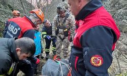 Amasya'da fotoğraf çekmek isterken kayalıklardan uçuruma yuvarlandı, askeri helikopterle kurtarıldı