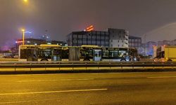 Okmeydanı'nda metrobüs durağa çarptı: 1 yaralı