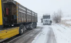 Ankara Akyurt'ta buz tutan yolda araçlar devrildi: 3 yaralı