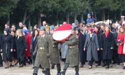 Bakan Göktaş, kadınlarla Anıtkabir'i ziyaret etti