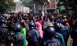 Bangladeş'te hükümeti protesto eden yüzlerce kişi sokağa döküldü