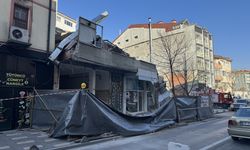 Bolu'da yıkımı yapılan binadan yola düşen parçalar paniğe yol açtı